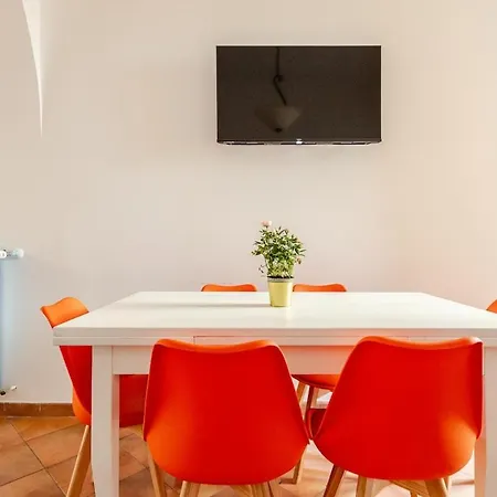 Funky 3br Flat, Scenic Tram To Colosseum 7 Stops